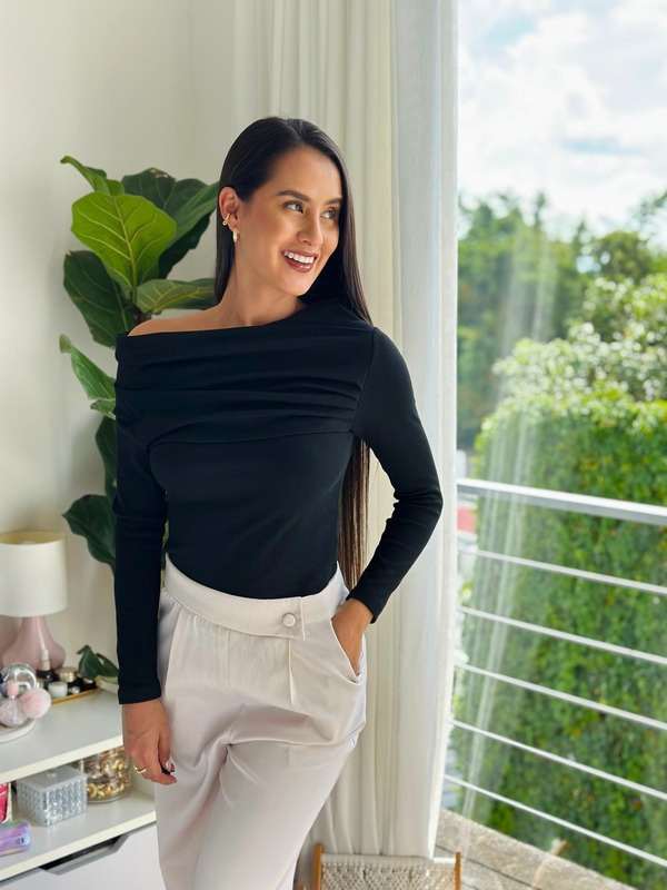 Sweater negro perfecto para un look casual o elegante