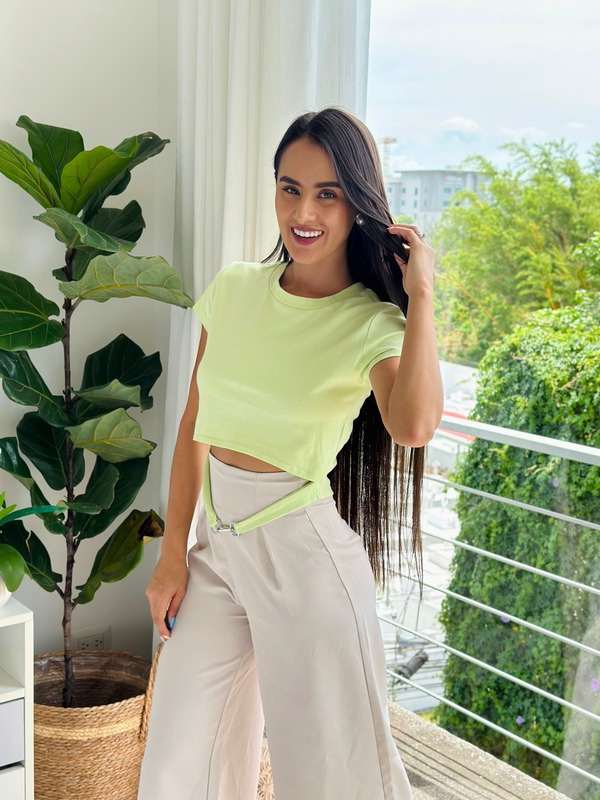 Blusa verde pastel nos encanta el detalle del frente